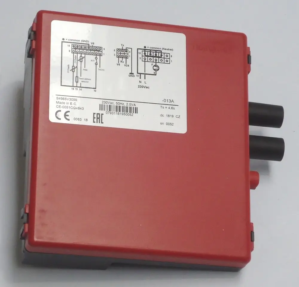 Rotes elektrisches Steuergerät von Daikin mit mehreren Anschlussmöglichkeiten, Typenschild mit technischen Angaben auf der Vorderseite, anscheinend für Heizsysteme konzipiert.